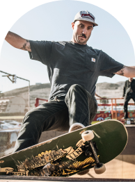 Pedro, membre fondateur pratiquant le skate en pool